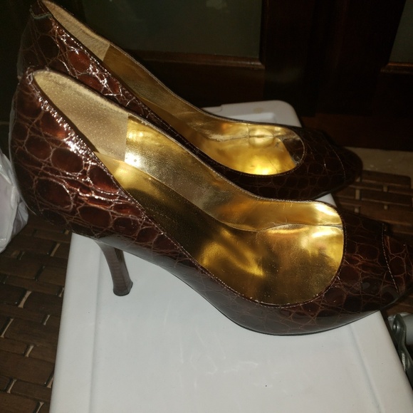Women's Shoes - Picture 2 of 4